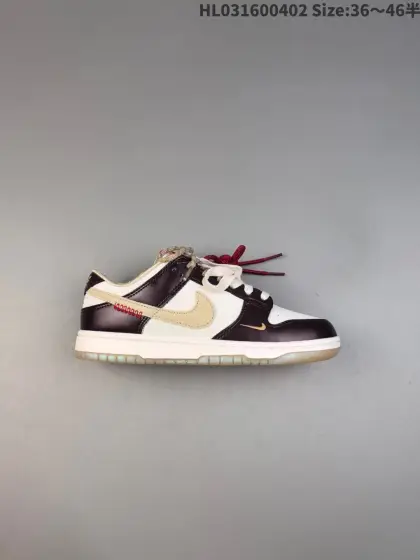 郑钦文同款❗️Nike Dunk Low "Year Of The Snake Chinese New Year Cny" 耐克 SB 低帮 蛇年限定白金红 男女同款防滑耐磨低邦板鞋 以白色、酒红色为主调,清新脱俗,鞋面主体为白色皮革,搭配酒红色的装饰及细节部分;鞋身两侧Swoosh Logo及后跟处也以酒红色搭配,鞋舌标签是重要设计亮点,采用特殊材质与工艺,有蛇纹点缀,还印有金色Nike Swoosh Logo,鞋侧点缀Mini Swoosh Logo,精致小巧,与主鞋色相呼应;部分款式鞋侧有红色缝线.采用生胶外底,视觉上与鞋面形成对比,增加街头气息,也提升了鞋子的防滑与耐磨性能.内衬有独特质感,与外部设计相呼应,部分款式鞋舌内衬带有金色葫芦、寿桃等图案,极具新年限定辨识度. 货号:HV5991-171 编码:HL031600402 半